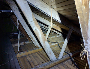 Zateplení stropu rodinného domu pomocí foukané izolace